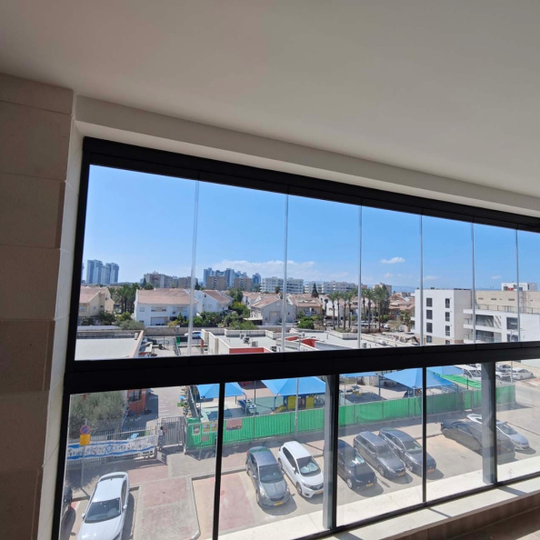 זיגוג מרפסת קטנה בקריית ים עם מערכת ללא מסגרות