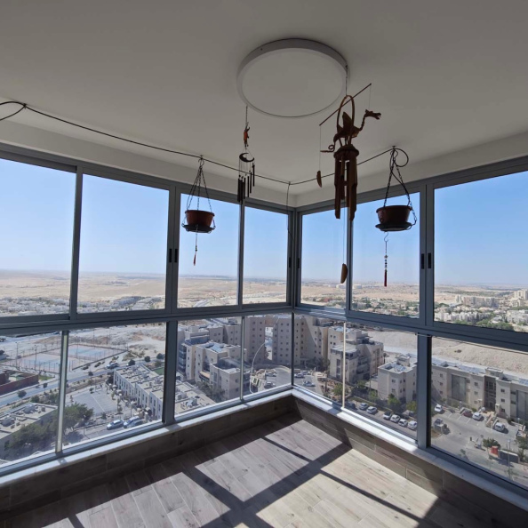 זיגוג מרפסת בבאר שבע עם חלונות הזזה במקום וילונות בד