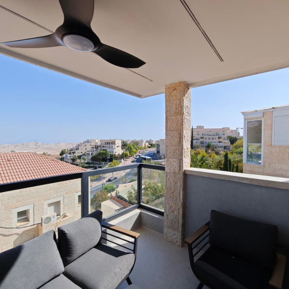 זיגוג מרפסת במעלה אדומים לאחר שריפה עם נוף למדבר