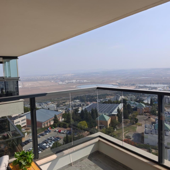 זיגוג מרפסת בנשר בנקודה גבוהה עם נוף פתוח