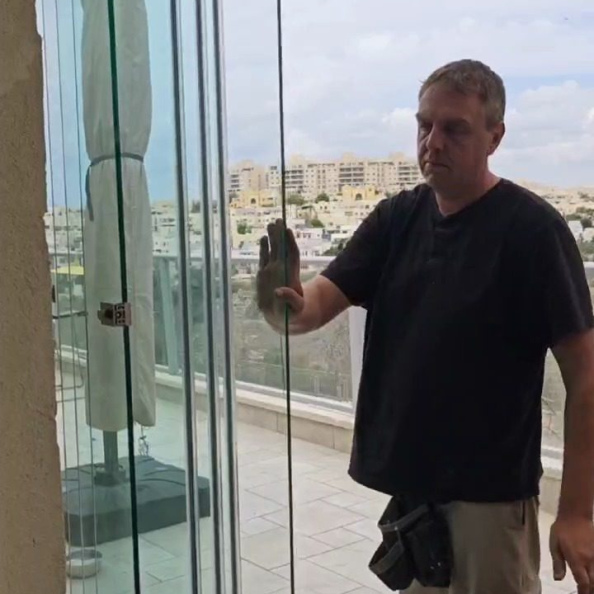 סגירת מפתח גבוה במרפסת עם זכוכית מתקפלת במודיעין