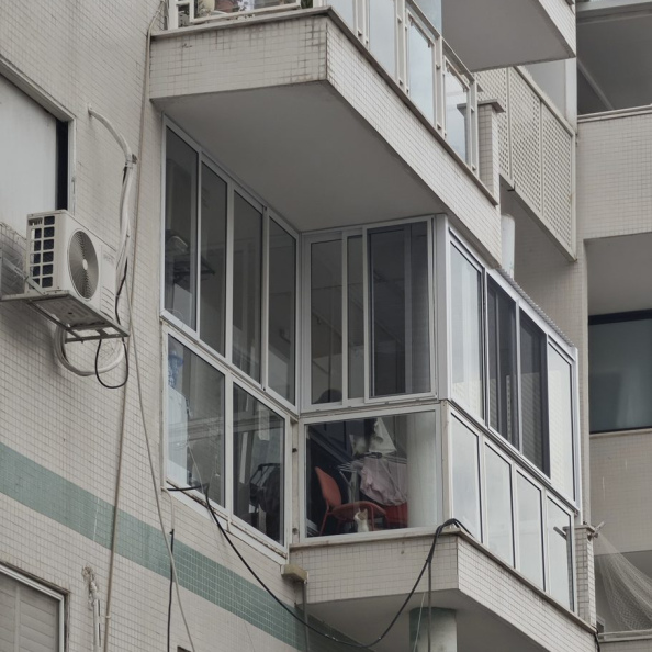 חידוש מרפסת בעכו עם חלונות הזזה ורשתות