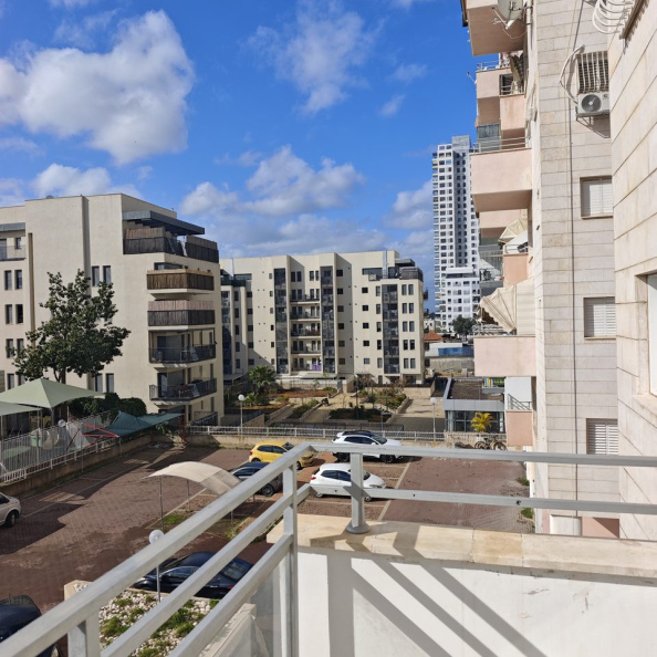 גג אלומיניום חדש וחלונות הזזה למרפסת בתל אביב