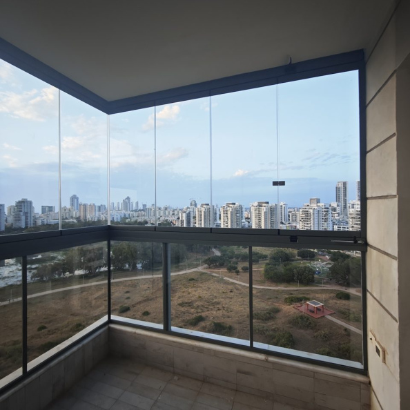 סגירה משולבת למרפסת עם נוף לים בנתניה