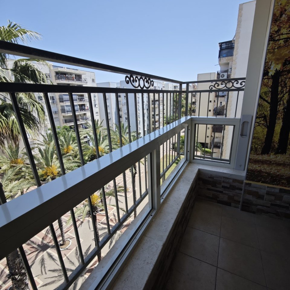 מעקה זכוכית נמוך וסגירה מתקפלת למרפסת בקריית ים