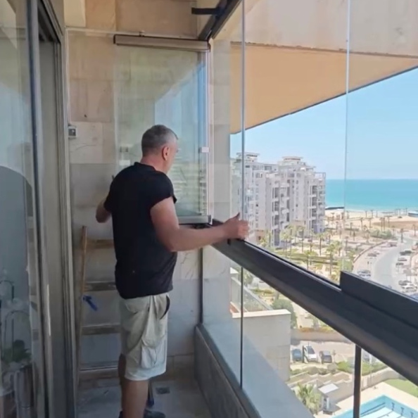 סגירת מרפסת עם נוף לים באשדוד בזכוכית מתקפלת