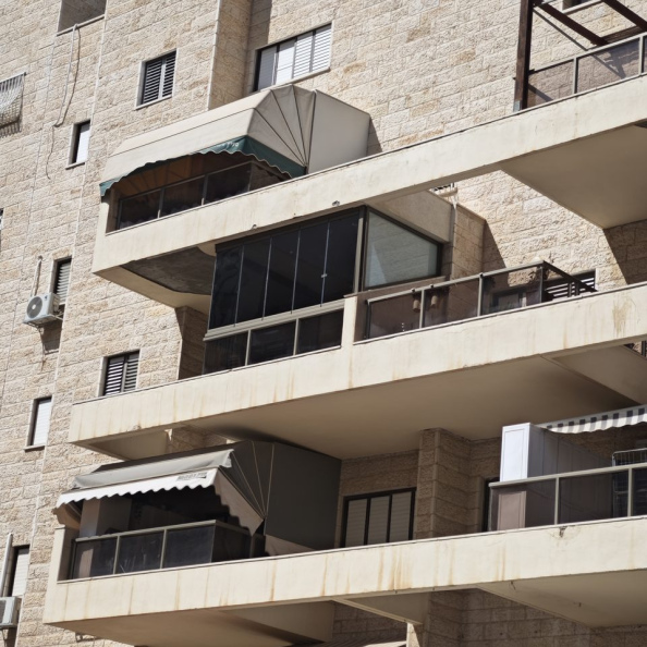 גג חדש וזכוכית אנטיסאן למרפסת בבאר שבע