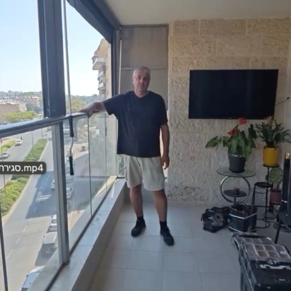 החלפת וילונות בד בחלונות הזזה במרפסת בערד