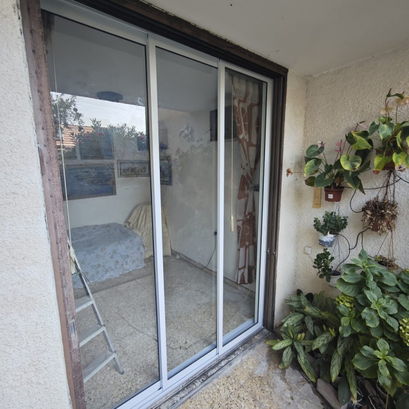 דלת זכוכית תלת-חלקית ליציאה לחצר הווילה באשדוד