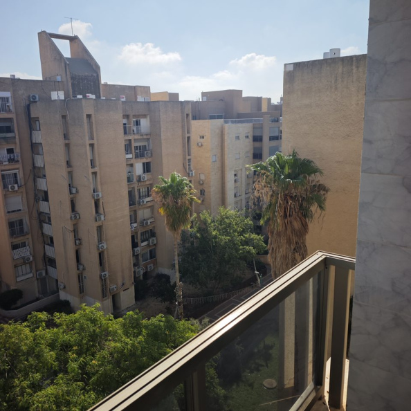 מערכת מתקפלת של חמש זכוכיות במרפסת בקריית ים