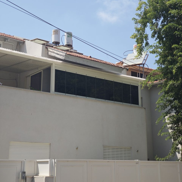 סגירה חלקית של מרפסת בווילה בהרצליה
