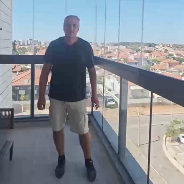 סגירת מרפסת שטופת שמש בקריית מלאכי בזכוכית כהה