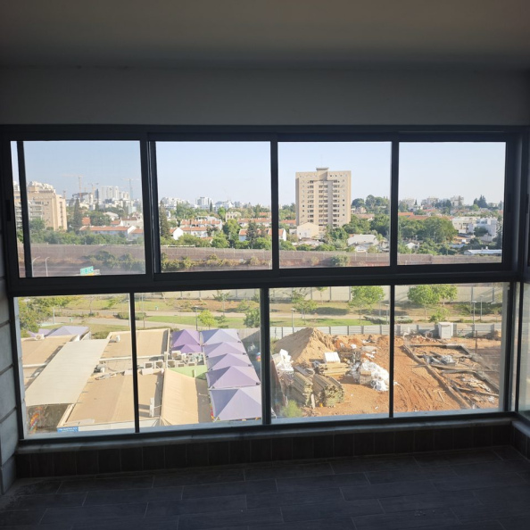 חלונות הזזה שנאספים לצד אחד במרפסת בגבעת שמואל