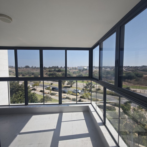 חלונות הזזה עם רשתות למרפסת ביבנה