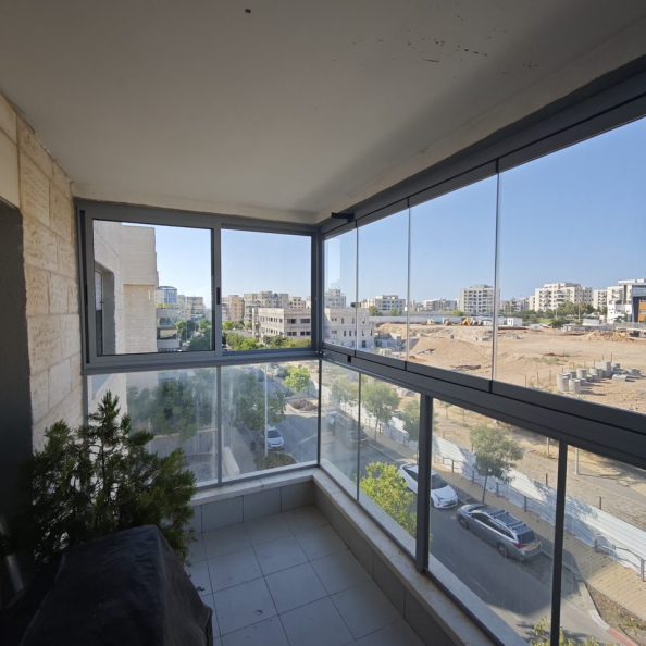 סגירה משולבת עם הזזה וזכוכית מתקפלת בחריש