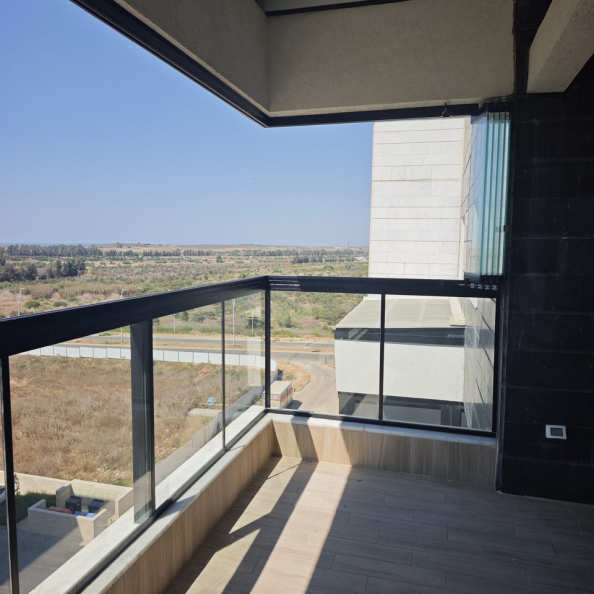 סגירת מרפסת עם כנפיים קטנות ליד המעבר באשקלון