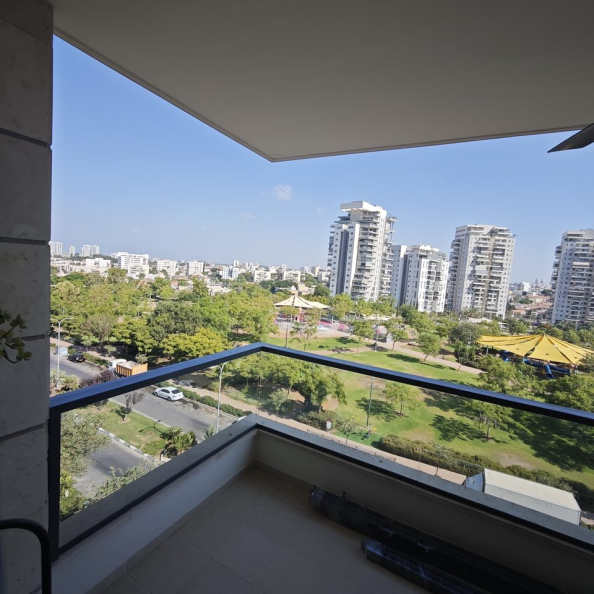 סגירת מרפסת פתוחה ברחובות בזכוכית ללא מסגרות