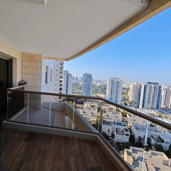 זיגוג מרפסת בעיצוב מורכב במיוחד