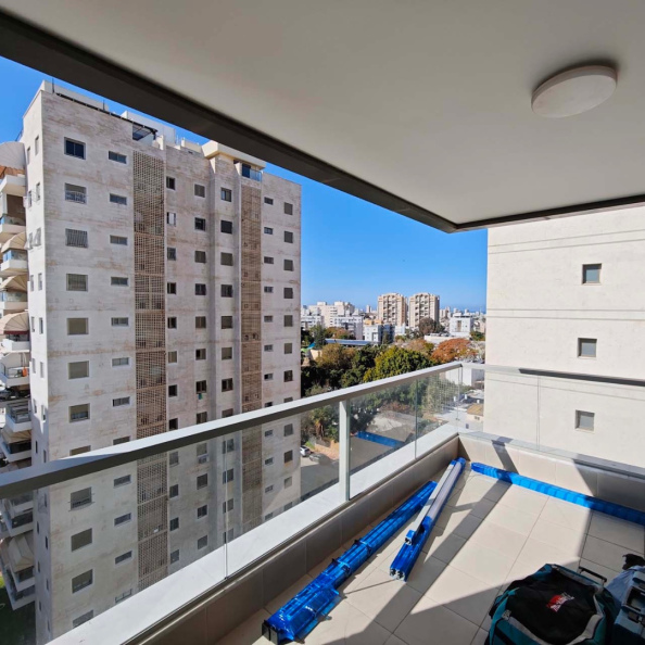 זיגוג מרפסת עם הגנה מפני שמש ורעש