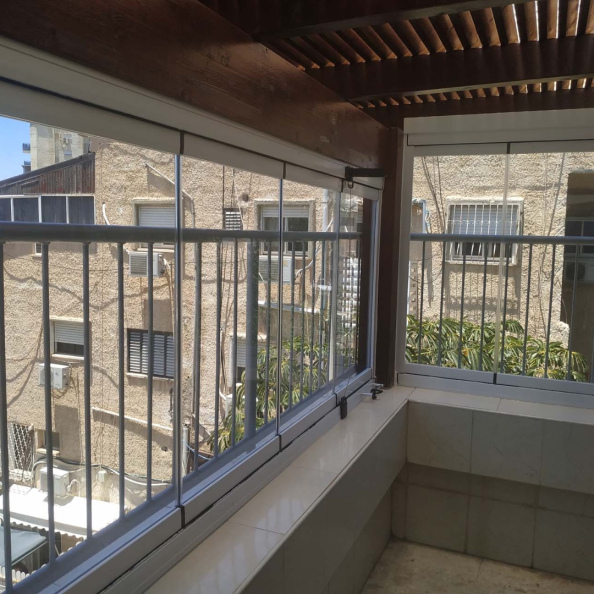 זיגוג מרפסת מורכבת בחיפה