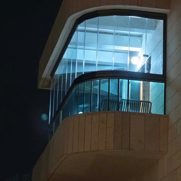 זיגוג ושדרוג מרפסת חצי־עגולה ללא גג