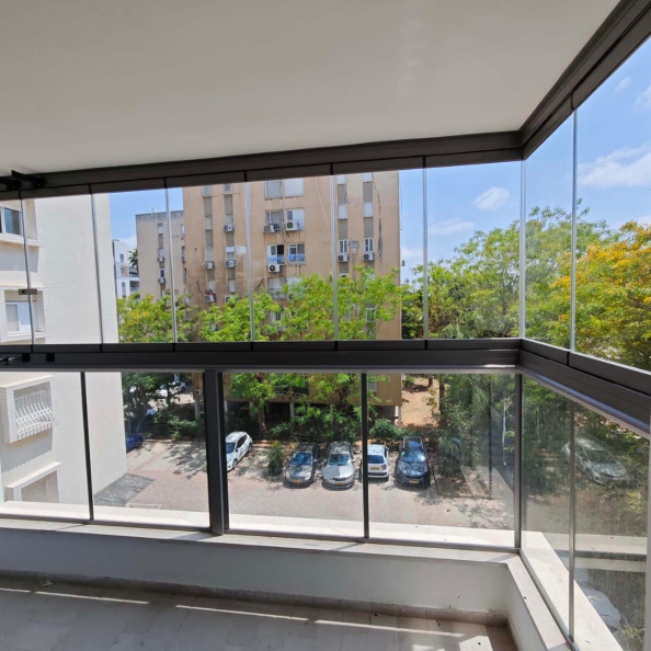 זיגוג מרפסת רגילה בחצר תל אביב עם מערכת קיפולים צדית