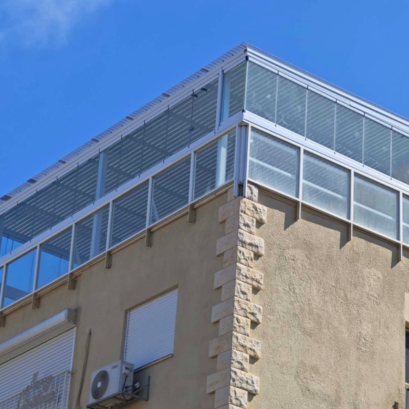 זיגוג מרפסת עם נוף לים בחיפה והתקנת גג מואר ומוצל