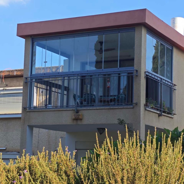 זיגוג מרפסת בקיבוץ אילת השחר המשקיף על הכנרת